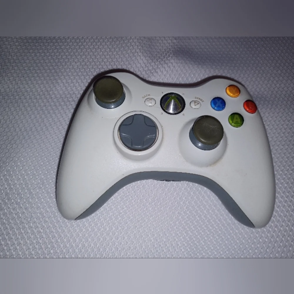 Microsoft Xbox 360 Bundle w/ Game + Controller + HD